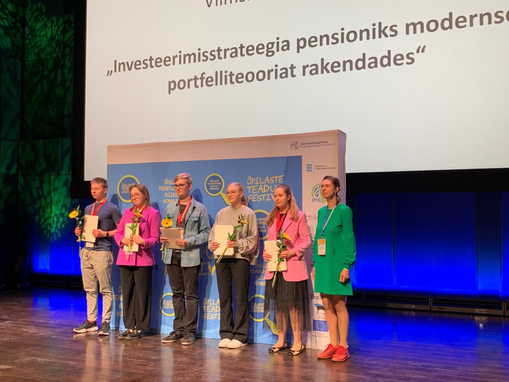 õpilaste teadustööde preemiate laureaadid.jpg
