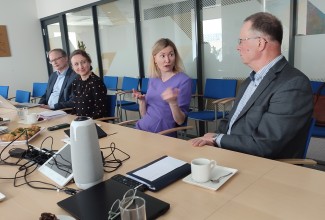 Riina Sikkut ja prof Maimets pandeemiaks valmisoleku kava arutamas