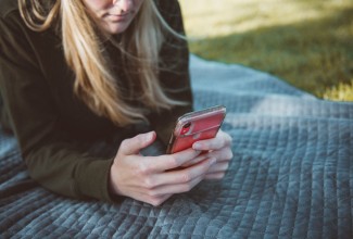 Neiu kasutab mobiiltelefoni